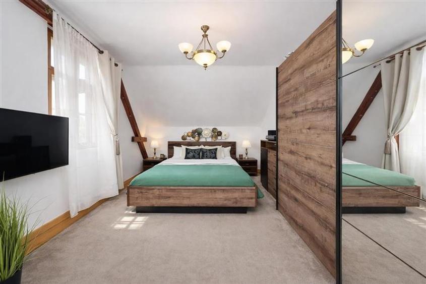 Apartament cu 6 camere semidecomandat în Centrul Istoric