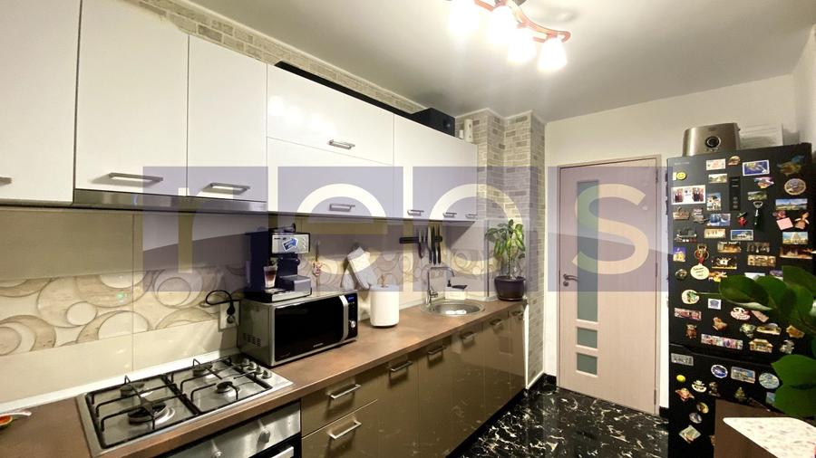 Apartament cu 3 camere decomandat în Drumul Sării
