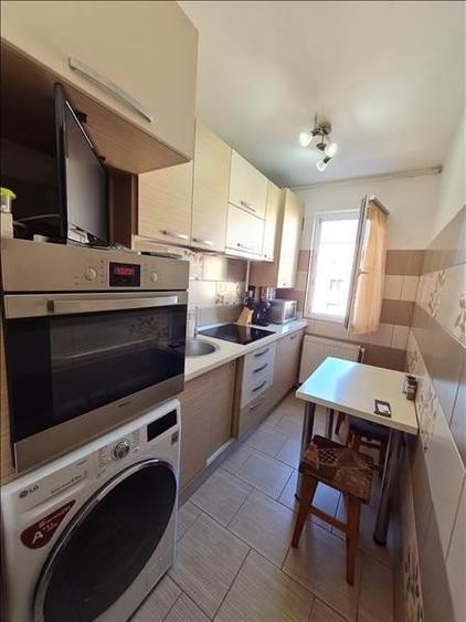Apartament cu 2 camere semidecomandat, mobilat în Florilor
