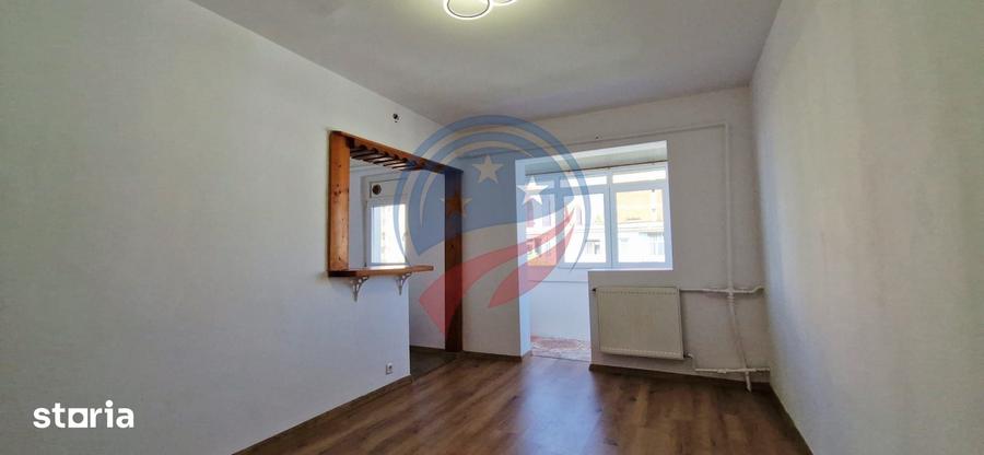 Apartament cu 3 camere semidecomandat în Craiovița Nouă