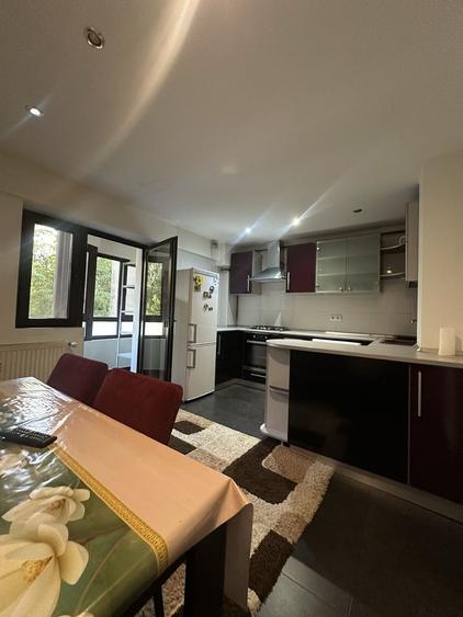 Apartament cu 3 camere decomandat în Exterior Vest