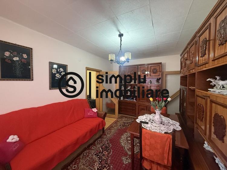 Apartament cu 3 camere semidecomandat în Rovine