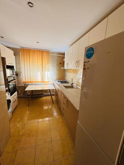 Apartament cu 3 camere semidecomandat, mobilat în Popas Păcurari