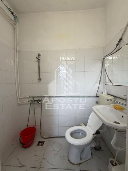 Casă individuală cu 12 camere cu Canalizare în Girocului