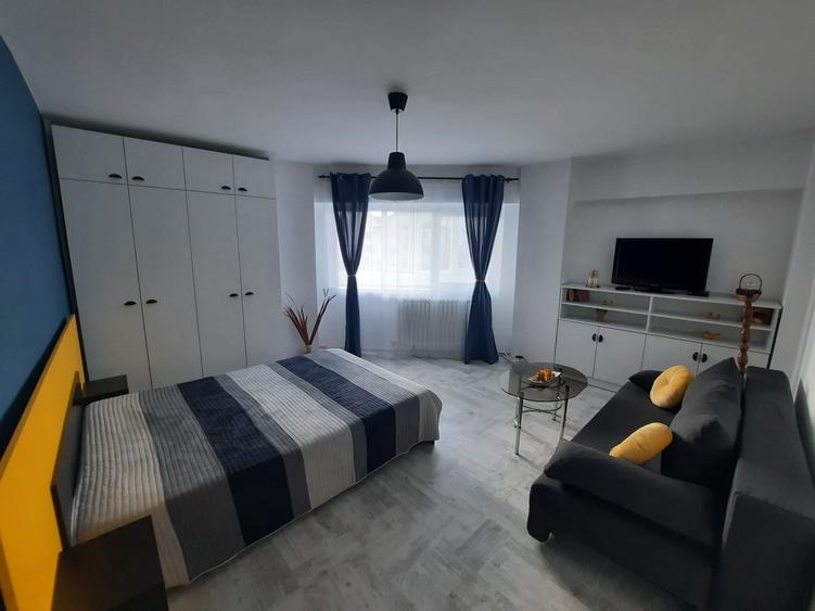 Apartament cu 3 camere decomandat în Exterior Vest