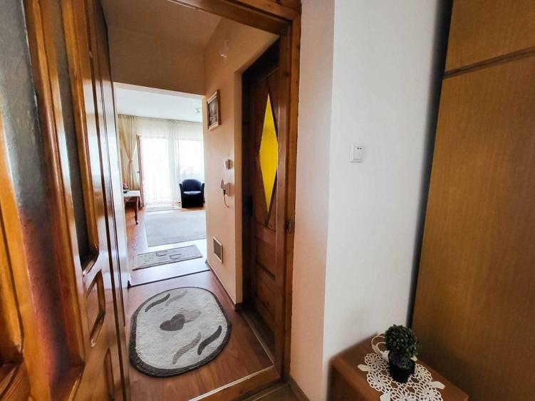 Apartament cu 3 camere semidecomandat în Coman