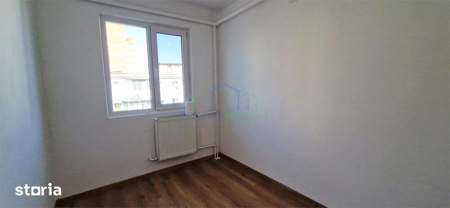 Apartament cu 3 camere semidecomandat în Craiovița Nouă