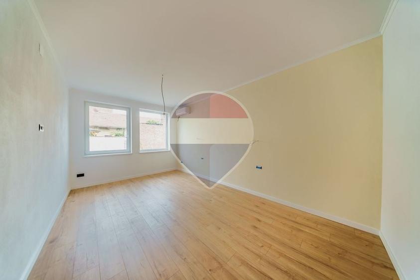 Casă individuală cu 5 camere cu Teren 403 Mp în Central
