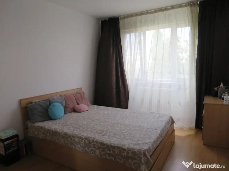 Apartament cu 3 camere semidecomandat în Nord