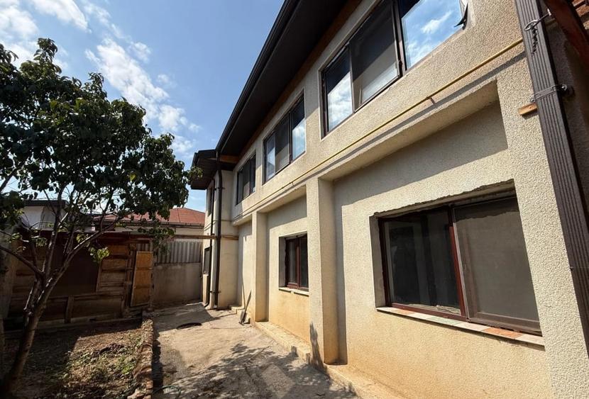 Casă individuală cu 5 camere cu Canalizare în Rahova