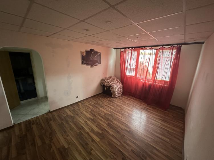 Apartament cu 3 camere semidecomandat în Berceni