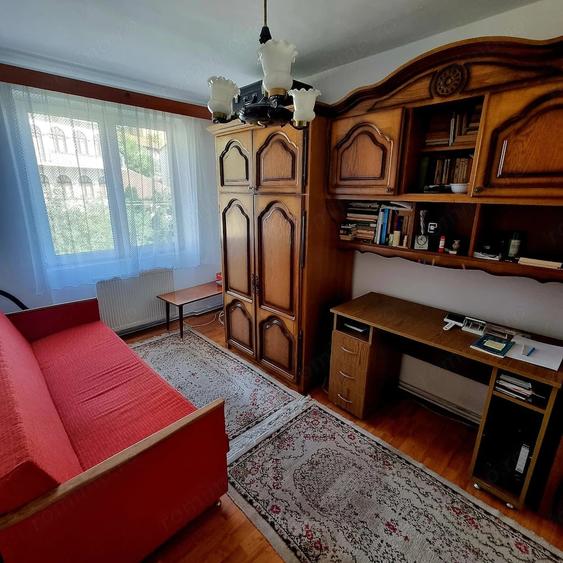 Apartament cu 3 camere decomandat în Moroasa 1