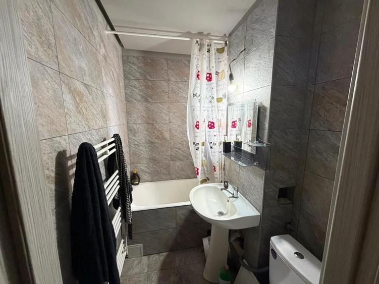 Apartament cu 3 camere, mobilat în Central