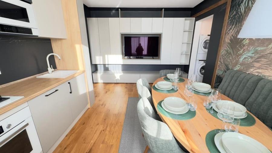 Apartament cu 3 camere decomandat în Astra