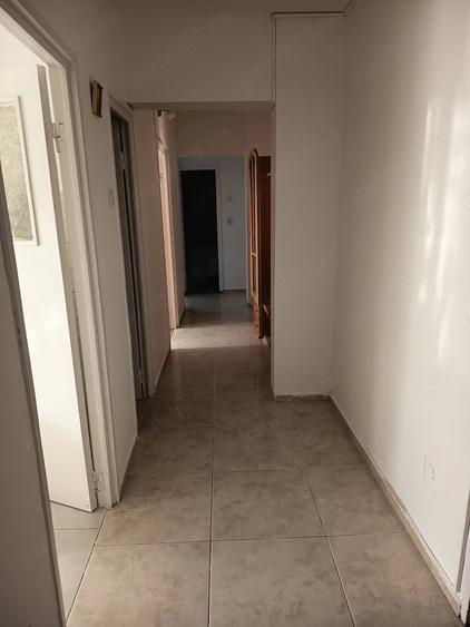 Apartament cu 3 camere decomandat în Tractorul