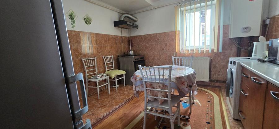 Apartament cu 3 camere decomandat în Micro 11