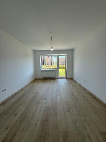 Apartament cu 3 camere decomandat în Tractorul