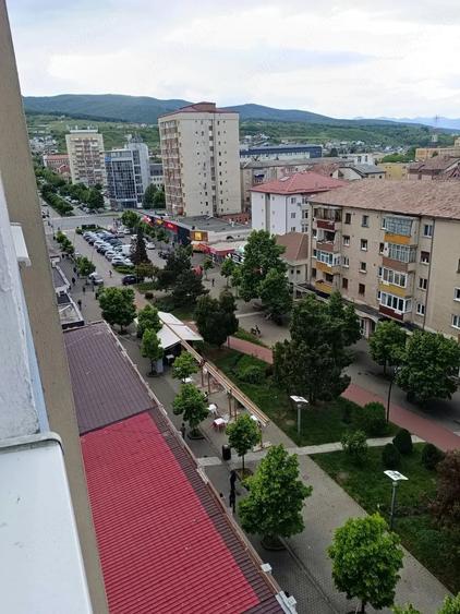 Apartament cu 4 camere semidecomandat în Central