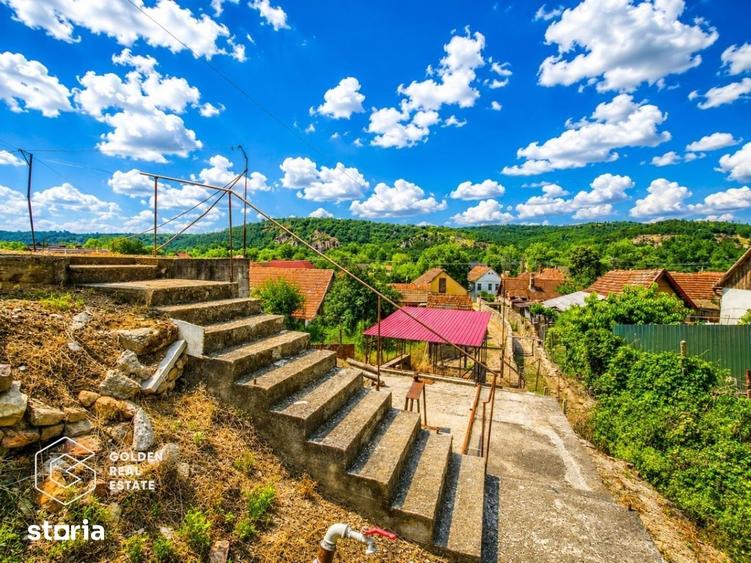 Casă cu 4 camere decomandat cu Canalizare în Central