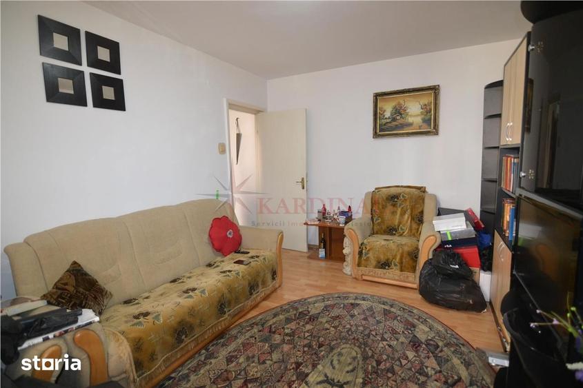 Apartament cu 3 camere decomandat în Astra