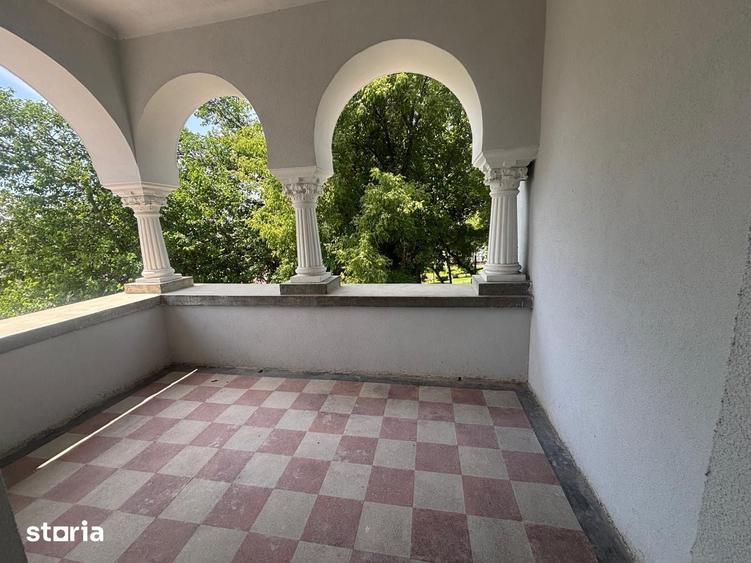 Casă cu 10 camere cu Teren 400 Mp în Copou