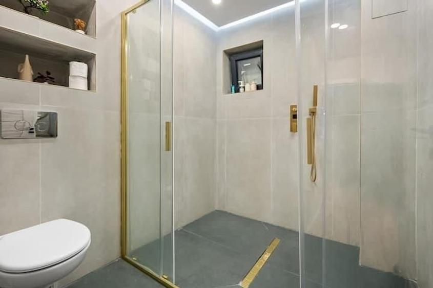 Apartament cu 5 camere decomandat, mobilat în Magheru