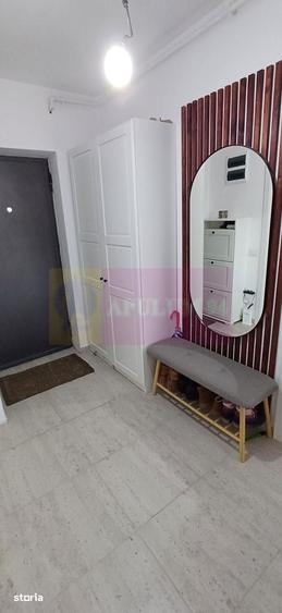 Apartament cu 3 camere semidecomandat, mobilat în Apărătorii Patriei