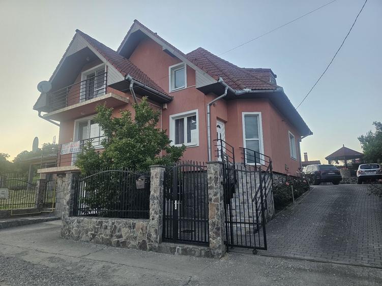 Casă cu 4 camere în Exterior Vest