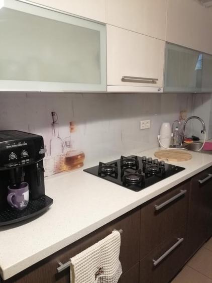 Apartament cu 3 camere semidecomandat, mobilat în Dristor