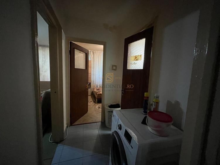 Apartament cu 3 camere semidecomandat, mobilat în Berceni