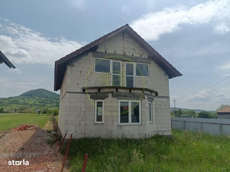 Casă cu 4 camere cu Teren 2500 Mp în Ideciu de Jos