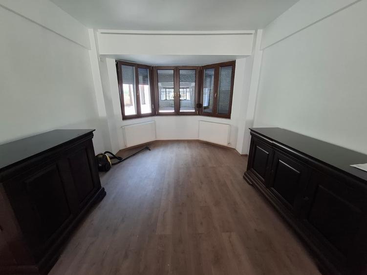 Apartament cu 3 camere decomandat în Boul Roșu