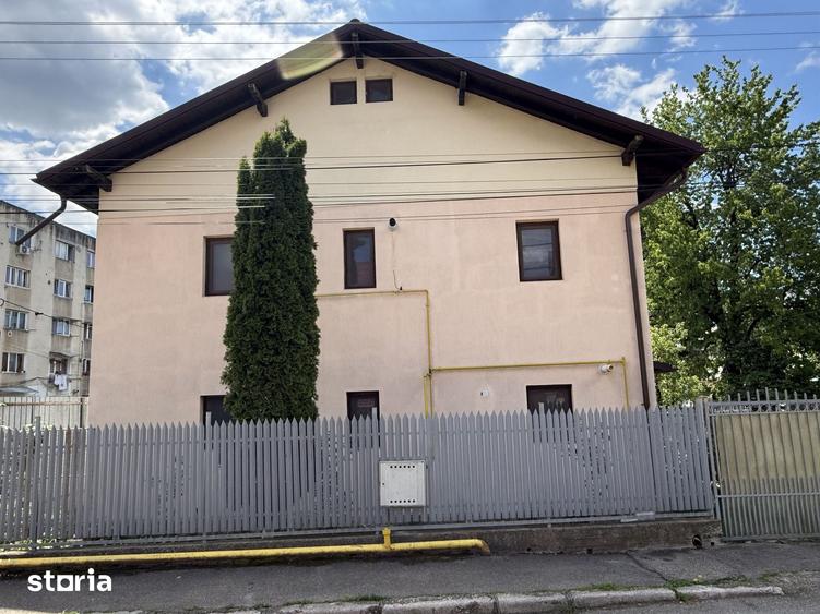 Casă cu 9 camere cu Teren 238 Mp în Central