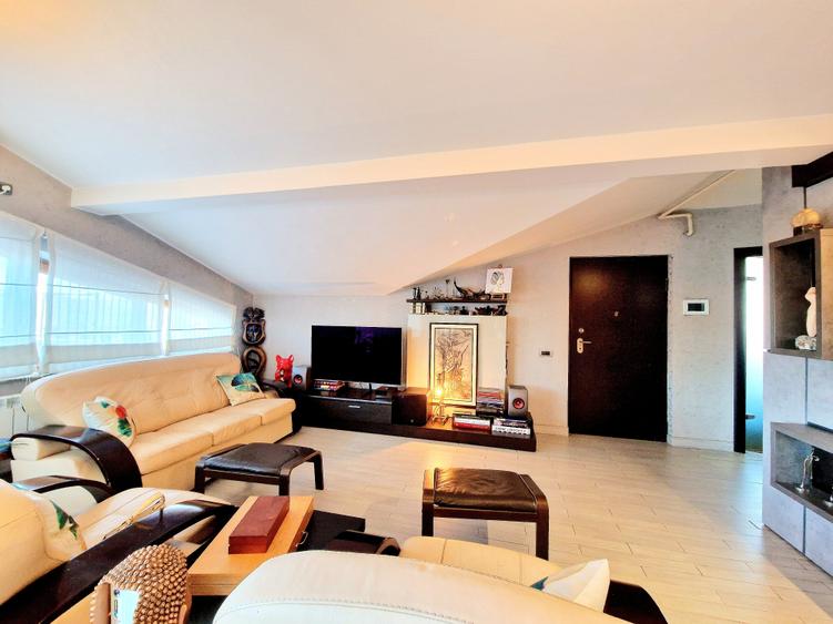 Penthouse cu 4 camere decomandat, mobilat în Inel II