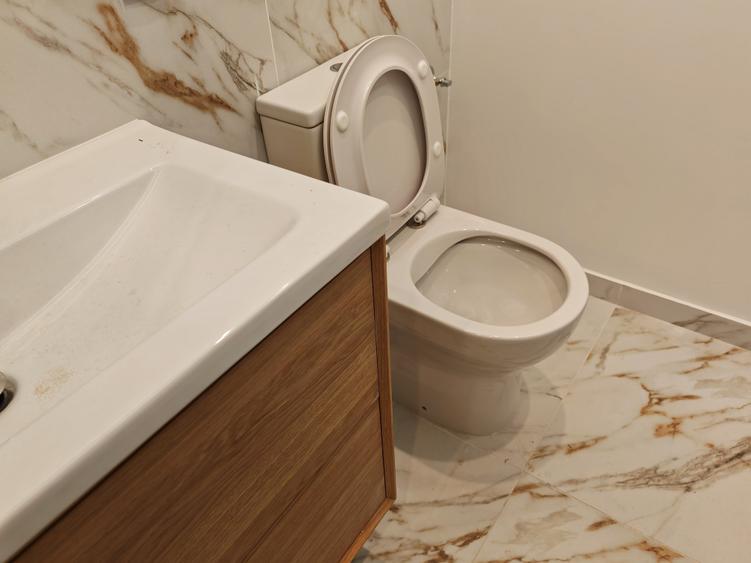 Apartament cu 3 camere semidecomandat în Tractorul
