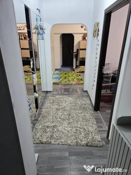 Apartament cu 3 camere semidecomandat în Dristor