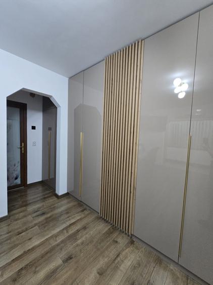 Apartament cu 3 camere semidecomandat în Craiovița Nouă