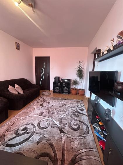 Apartament cu 3 camere semidecomandat în Astra