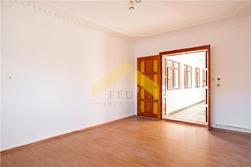 Casă individuală cu 5 camere cu Teren 1200 Mp în Pârneava