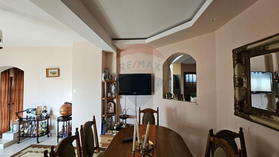 Casă individuală cu 17 camere cu Teren 1080 Mp în Obcini