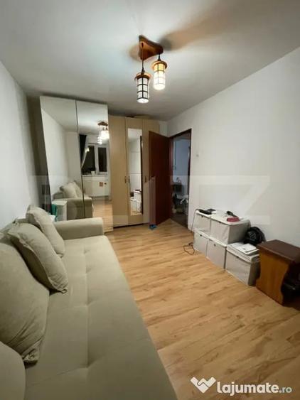 Apartament cu 3 camere semidecomandat în Micro 5