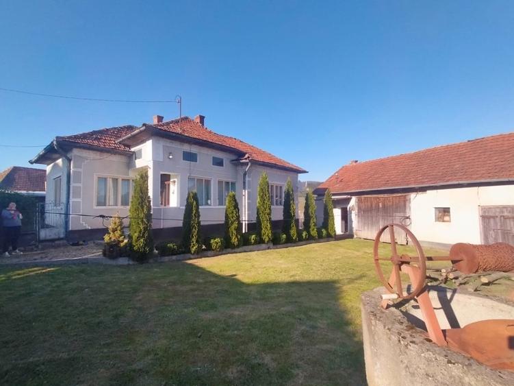 Casă individuală cu 2 camere cu Teren 2980 Mp în Panticeu