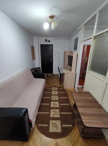 Apartament cu 2 camere semidecomandat în Crâng