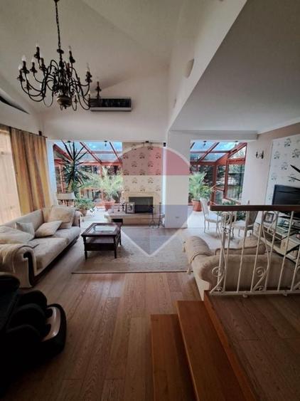 Casă individuală cu 10 camere cu Teren 3000 Mp în Bariera Vâlcii