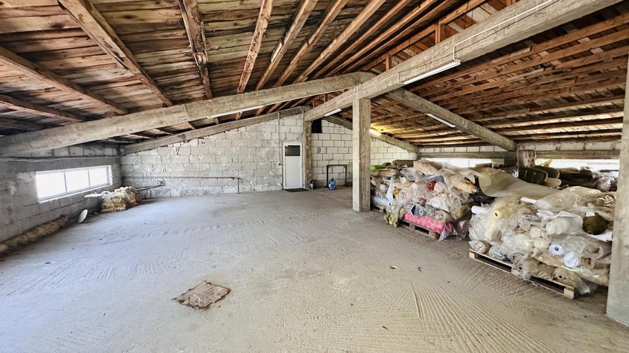 Spațiu industrial, de 750 mp, în Roșu