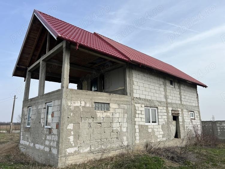 Casă cu 6 camere cu Teren 2000 Mp în Uliești