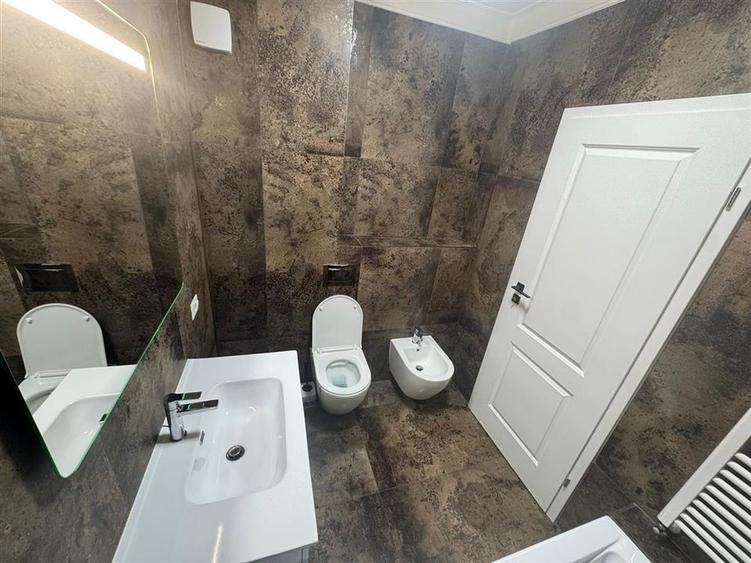 Penthouse cu 4 camere decomandat în Vest