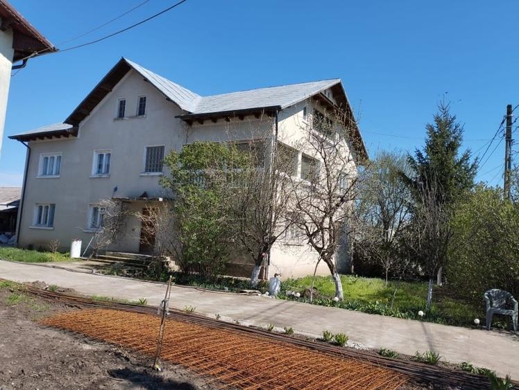 Casă individuală cu 8 camere cu Canalizare în Frătești