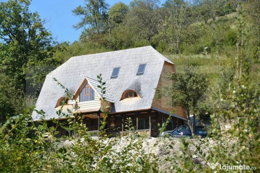 Casă cu 7 camere cu Teren 500 Mp în Buru