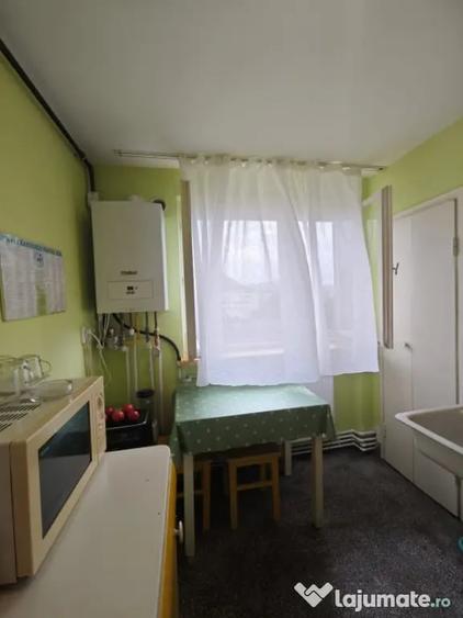 Apartament cu 4 camere decomandat în Săsar